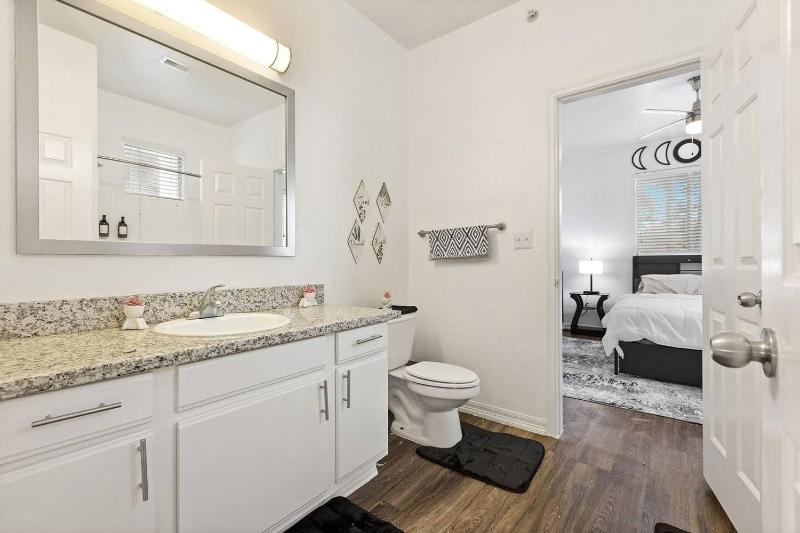 Spacious Luxury 3-bedroom Retreat Near Dallas Downtown - Group sleeps 7 - image 12