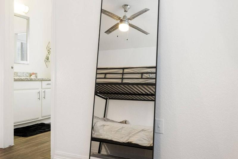 Spacious Luxury 3-bedroom Retreat Near Dallas Downtown - Group sleeps 7 - image 3