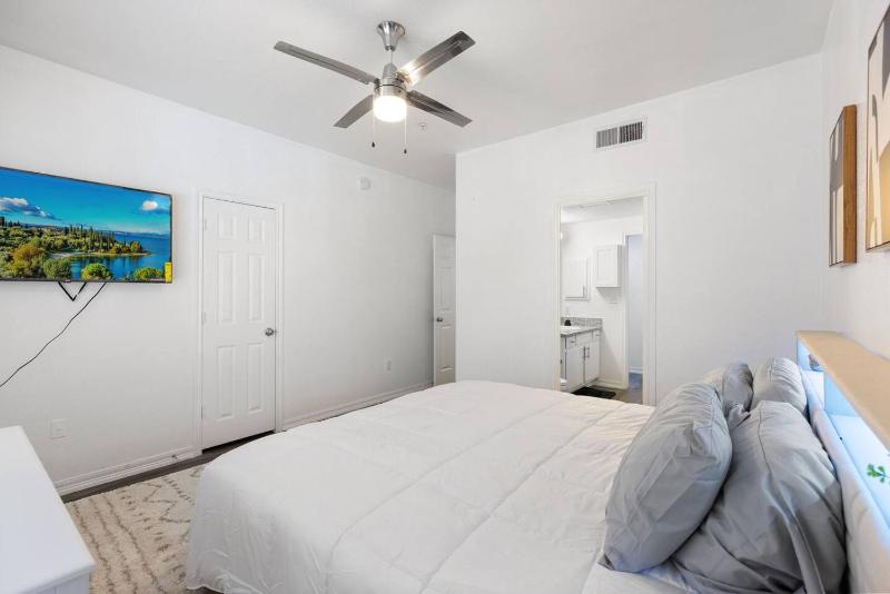 Spacious Luxury 3-bedroom Retreat Near Dallas Downtown - Group sleeps 7 - image 17