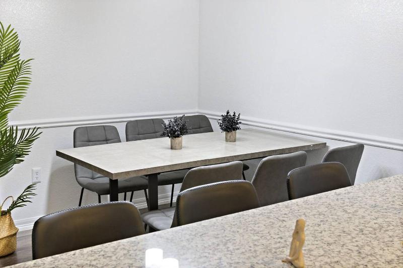 Spacious Luxury 3-bedroom Retreat Near Dallas Downtown - Group sleeps 7 - image 35