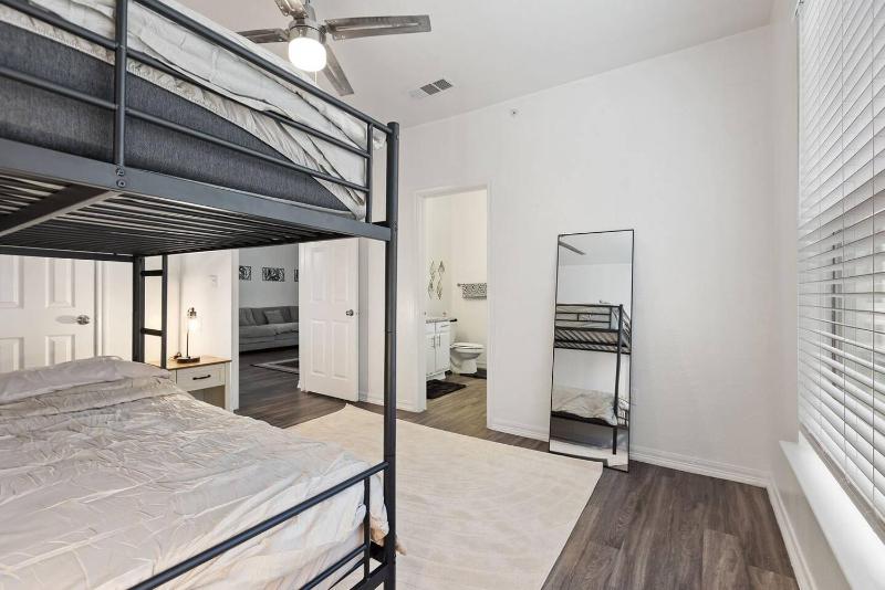 Spacious Luxury 3-bedroom Retreat Near Dallas Downtown - Group sleeps 7 - image 34