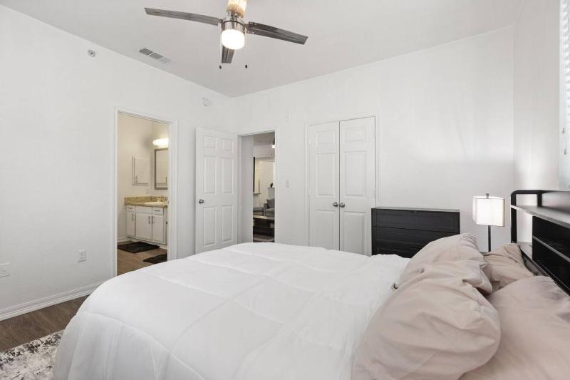 Spacious Luxury 3-bedroom Retreat Near Dallas Downtown - Group sleeps 7 - image 14