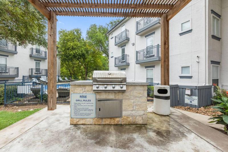 Spacious Luxury 3-bedroom Retreat Near Dallas Downtown - Group sleeps 7 - image 6