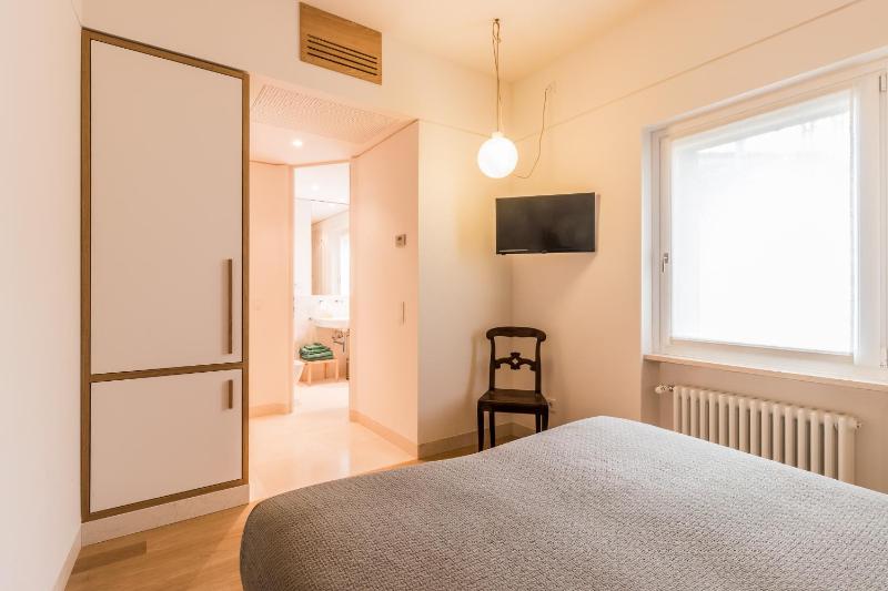 Double or Twin Room image 4