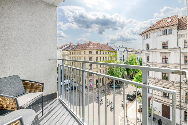 Stilvolles Studio in downtown Mitte Boxspringbett Balkon Blick über Berlin auf den Himmel zentrale Lage Kiez vor der Haustür - image 7