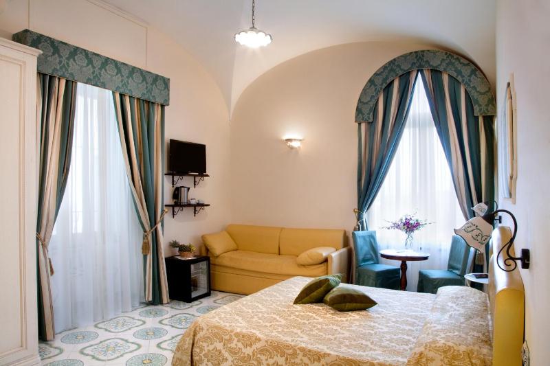 Deluxe Room image 3