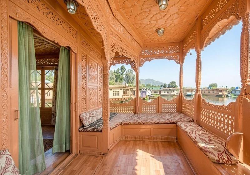 The Martin's Houseboat - image 11
