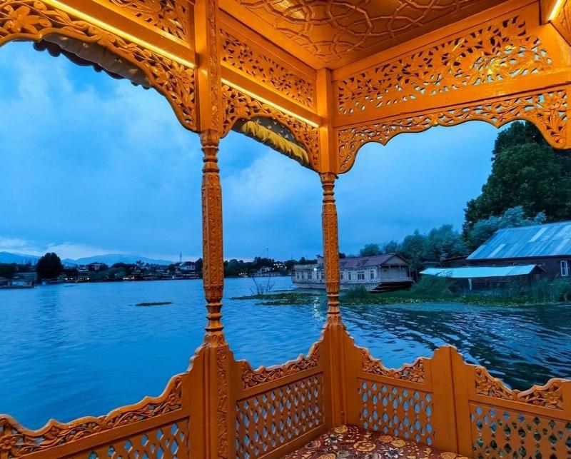 The Martin's Houseboat - image 5
