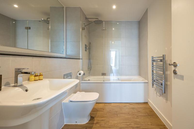 Stylish City Centre 2 Bed with Panoramic Views - image 4