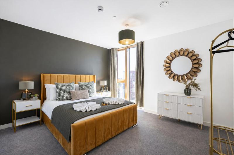 Stylish City Centre 2 Bed with Panoramic Views - image 5
