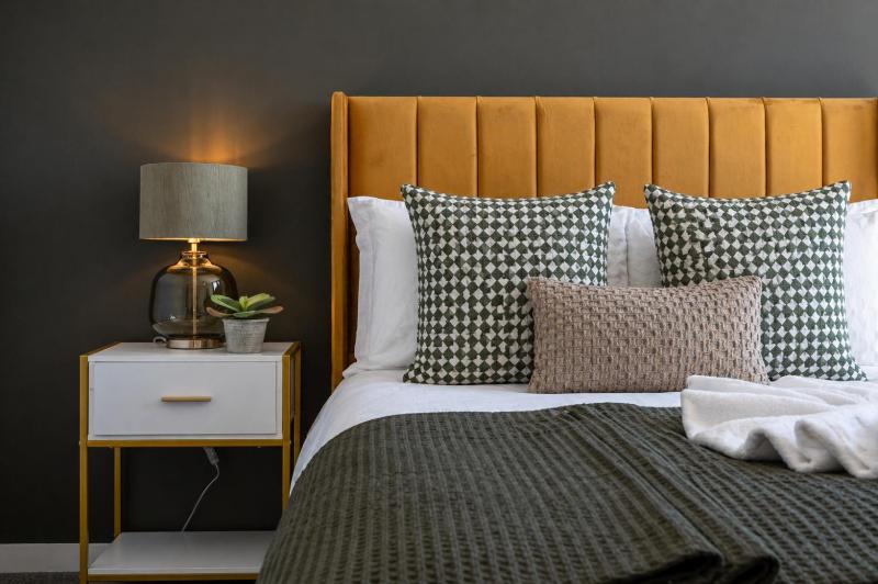 Stylish City Centre 2 Bed with Panoramic Views - image 3