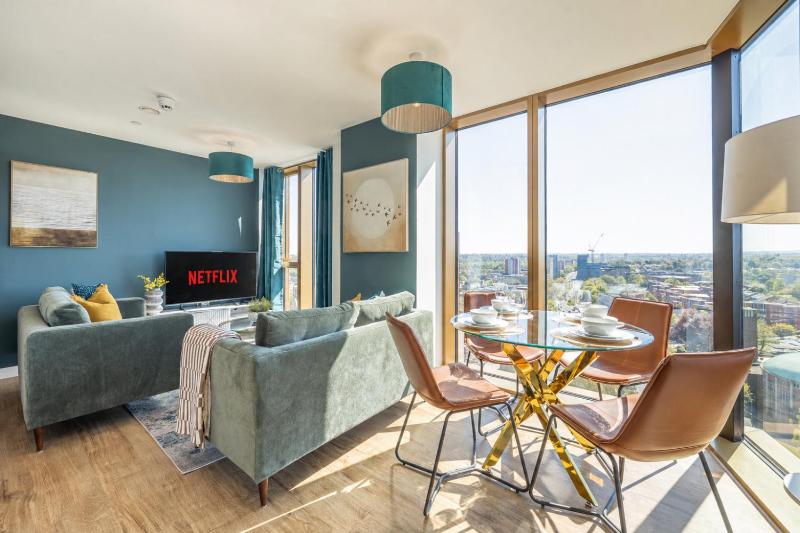 Stylish City Centre 2 Bed with Panoramic Views - image 1