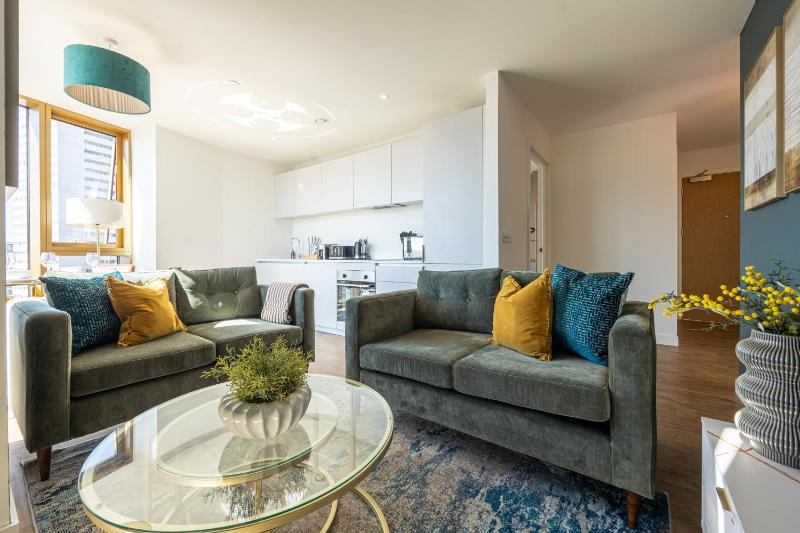 Stylish City Centre 2 Bed with Panoramic Views - image 9