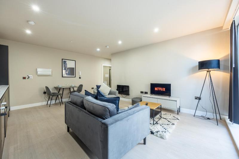 Modern 1 Bed Apt Near Birmingham Airport & NEC - image 11