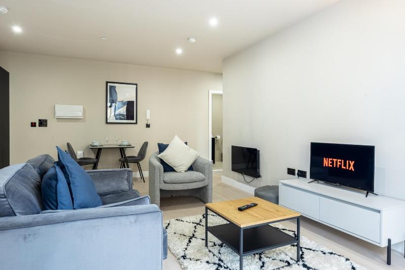 Modern 1 Bed Apt Near Birmingham Airport & NEC - image 23