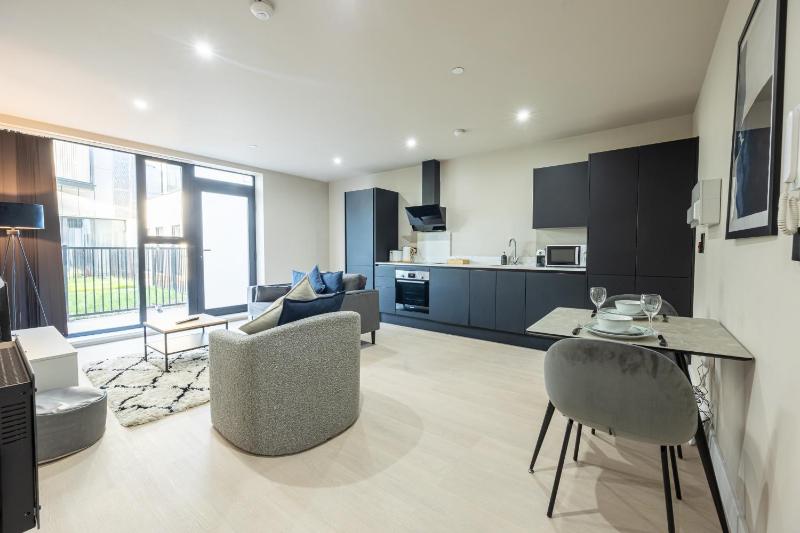 Modern 1 Bed Apt Near Birmingham Airport & NEC - image 26