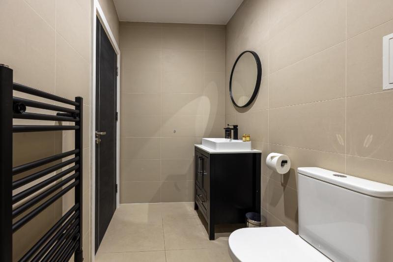 Modern 1 Bed Apt Near Birmingham Airport & NEC - image 19