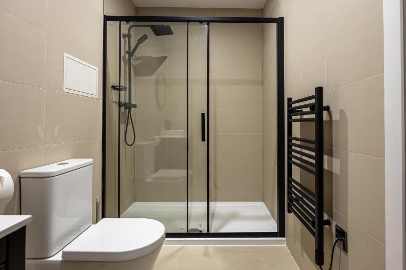 Modern 1 Bed Apt Near Birmingham Airport & NEC - image 13