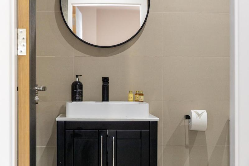 Modern 1 Bed Apt Near Birmingham Airport & NEC - image 17