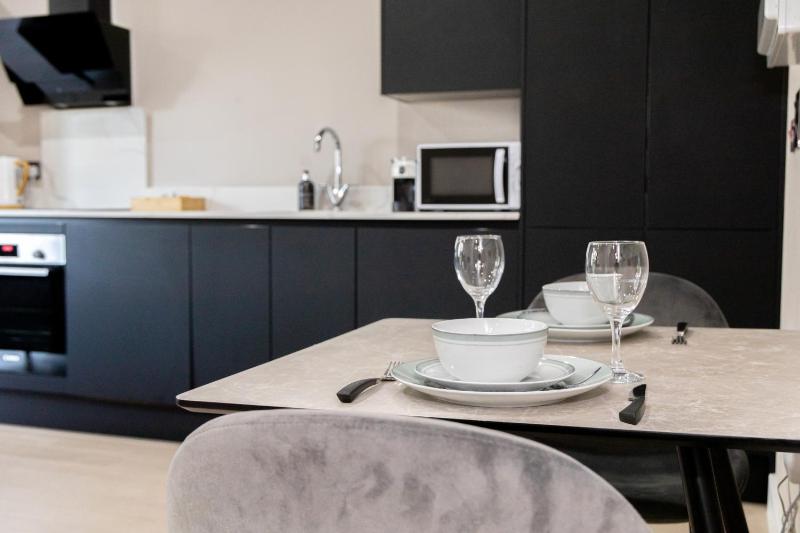 Modern 1 Bed Apt Near Birmingham Airport & NEC - image 6