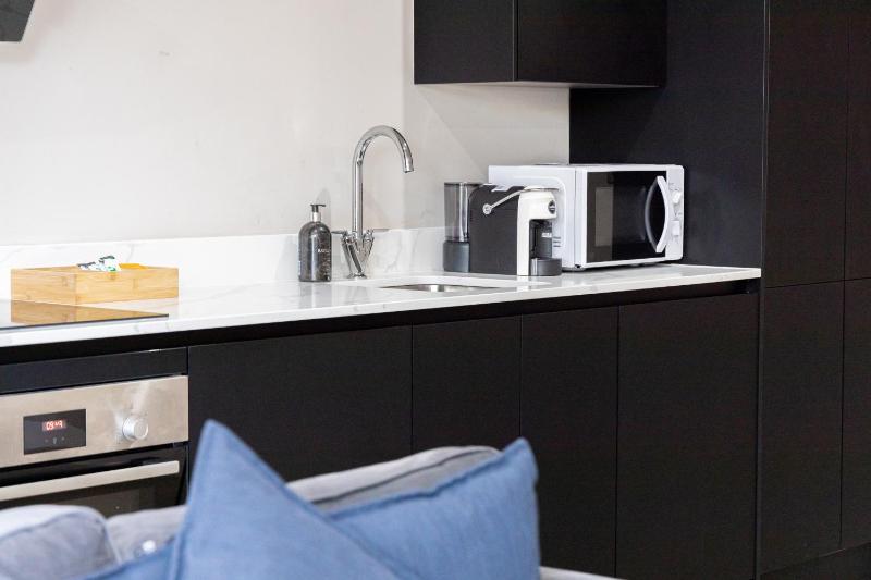 Modern 1 Bed Apt Near Birmingham Airport & NEC - image 8