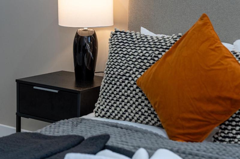 Modern 1 Bed Apt Near Birmingham Airport & NEC - image 20