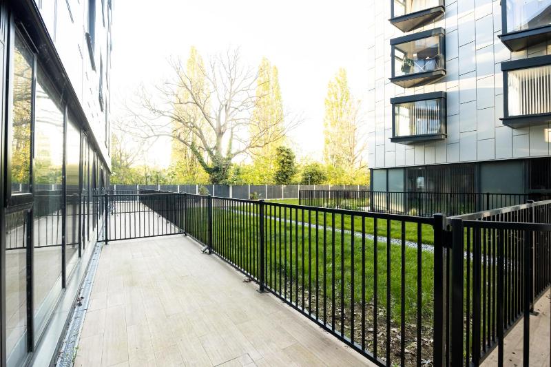 Modern 1 Bed Apt Near Birmingham Airport & NEC - image 31