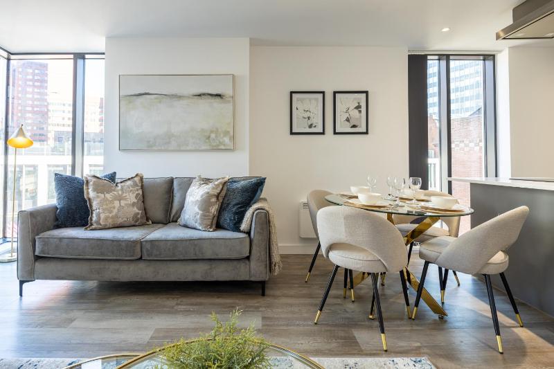 Luxury 2 Bed Apt on Broad Street | City Centre - image 18