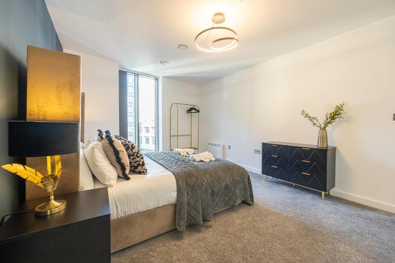 Luxury 2 Bed Apt on Broad Street | City Centre - image 35