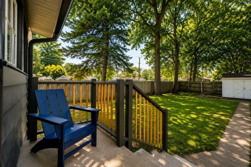 Red Door Cottage of Broad Ripple- Great Location Family Friendly - image 21