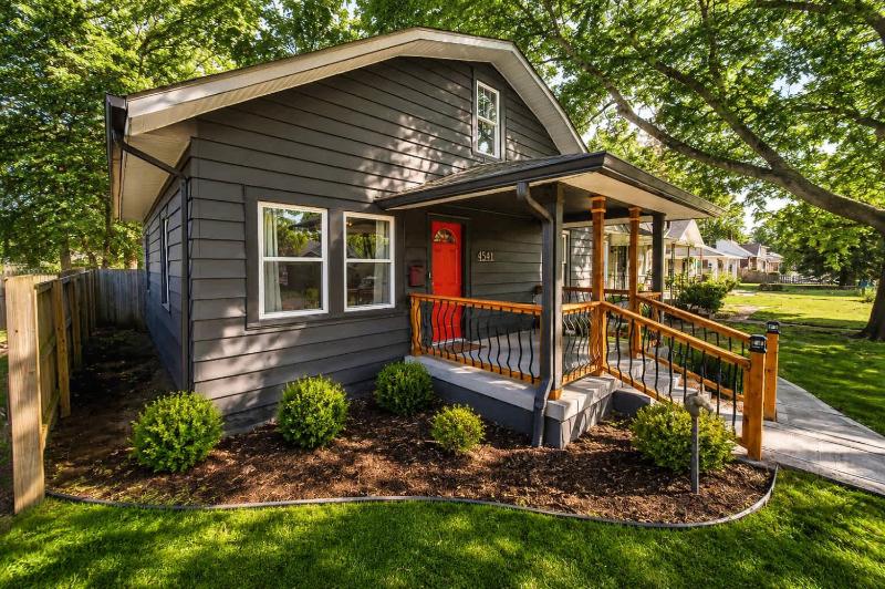 Red Door Cottage of Broad Ripple- Great Location Family Friendly - image 20