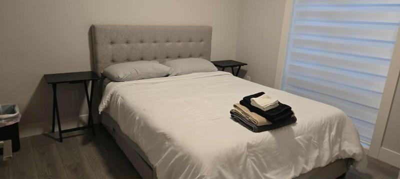 Vancouver Townhouse Getaway Modern two-Bedroom Apartment with Free Parking - image 8