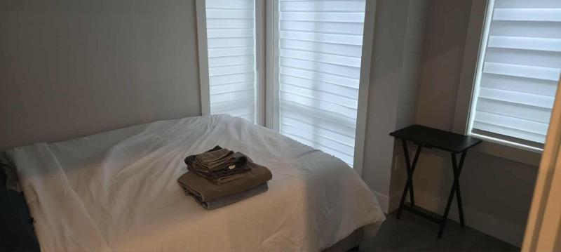 Vancouver Townhouse Getaway Modern two-Bedroom Apartment with Free Parking - image 11