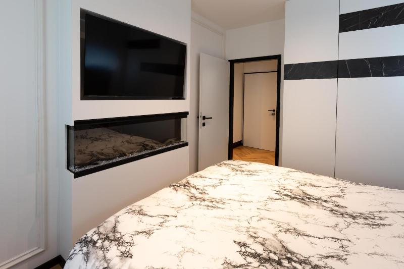 Modern Luxury Apartment - image 2