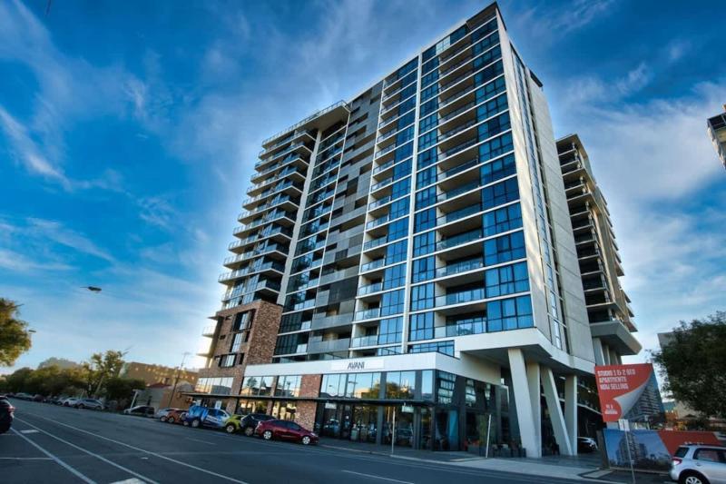 Luxurious and Stylish Modern 1BR APT w Pool and Gym - image 16