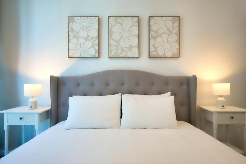 Luxurious and Stylish Modern 1BR APT w Pool and Gym - image 7