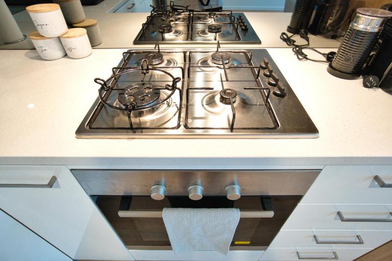 Luxurious and Stylish Modern 1BR APT w Pool and Gym - image 14