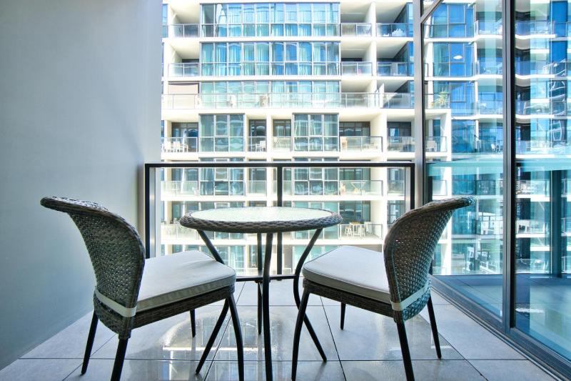 Luxurious and Stylish Modern 1BR APT w Pool and Gym - image 8