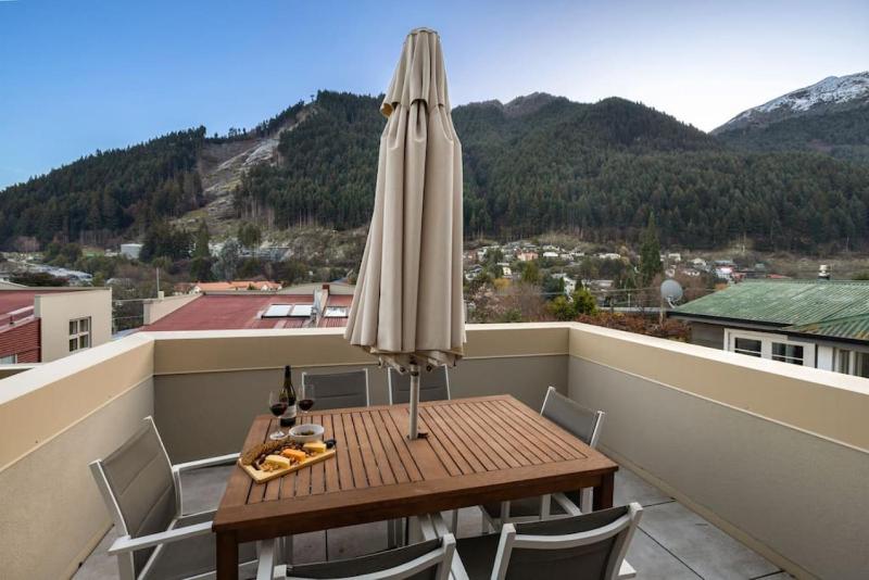 Location is gold 2 bed - image 5