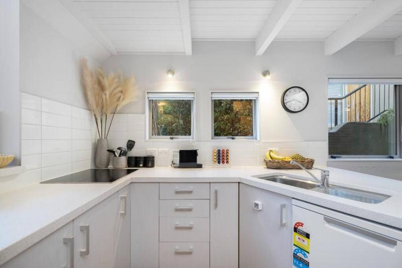 Location is gold 2 bed - image 19
