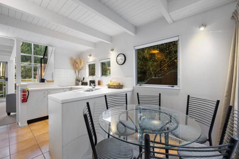 Location is gold 2 bed - image 11