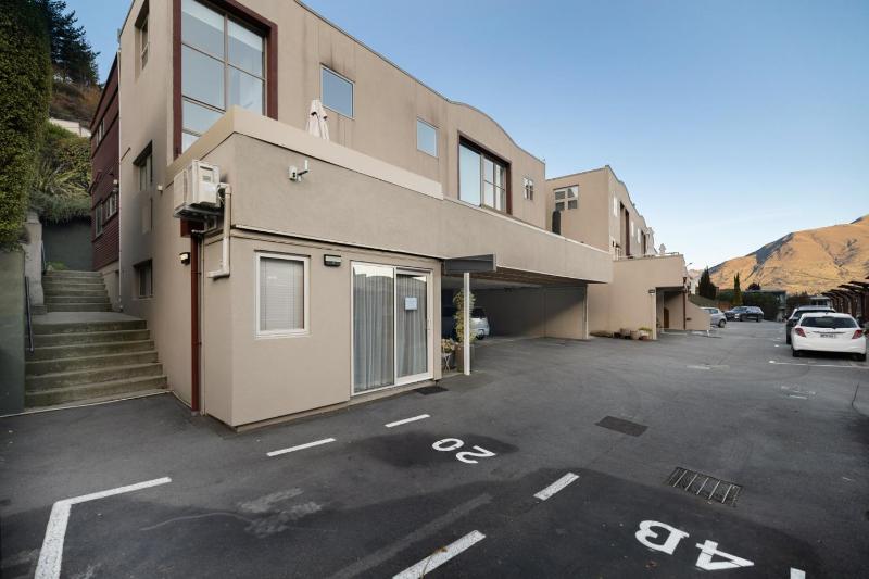 Location is gold 2 bed - image 3