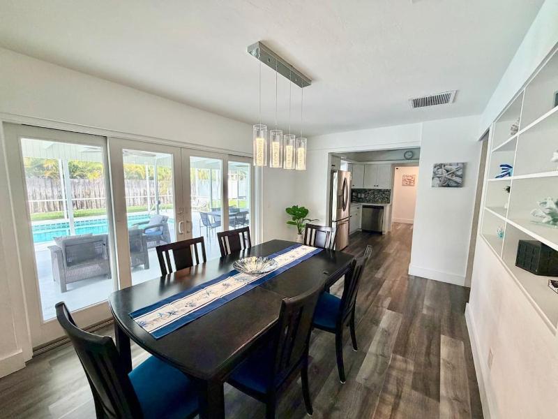 Spacious Family Home w Pool 4BR 3bath Beach nearby - image 15