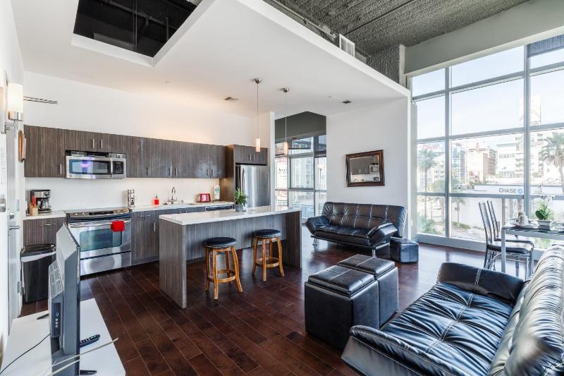 1BR Furnished Apartment in Hollywood - Walk of Fame apts - image 1