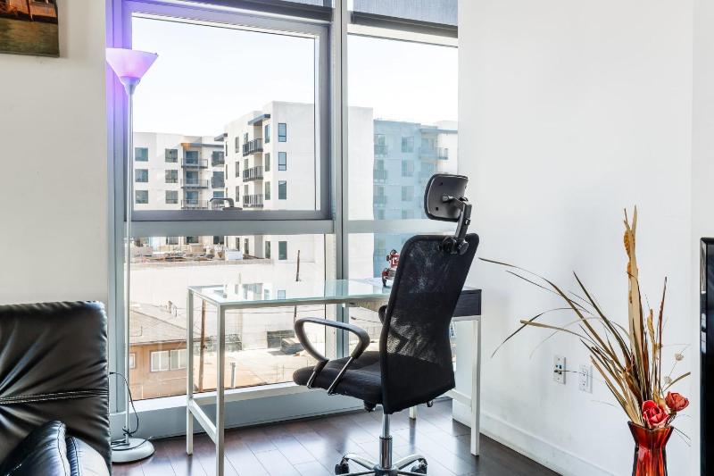 1BR Furnished Apartment in Hollywood - Walk of Fame apts - image 14