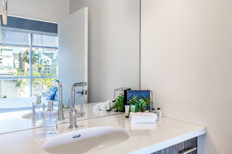 1BR Furnished Apartment in Hollywood - Walk of Fame apts - image 6