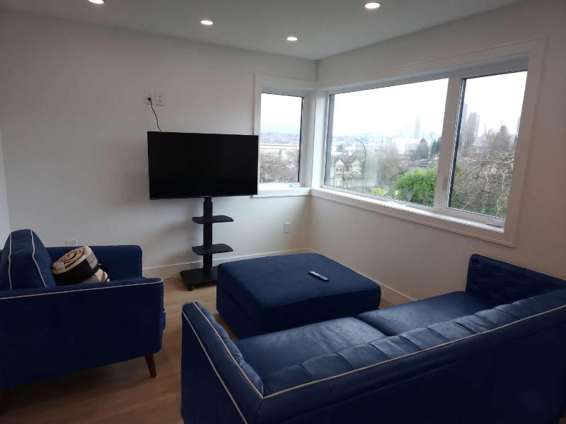Vancouver Townhouse Getaway Modern 2BR with Balcony - image 1