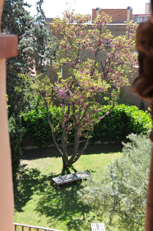 Two-Bedroom Apartment with Garden image 2