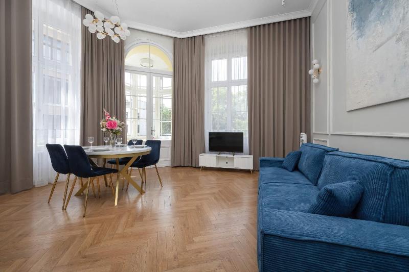 Elegant Apartment in a Prime Location near the Market Square by Noclegi Renters - image 1
