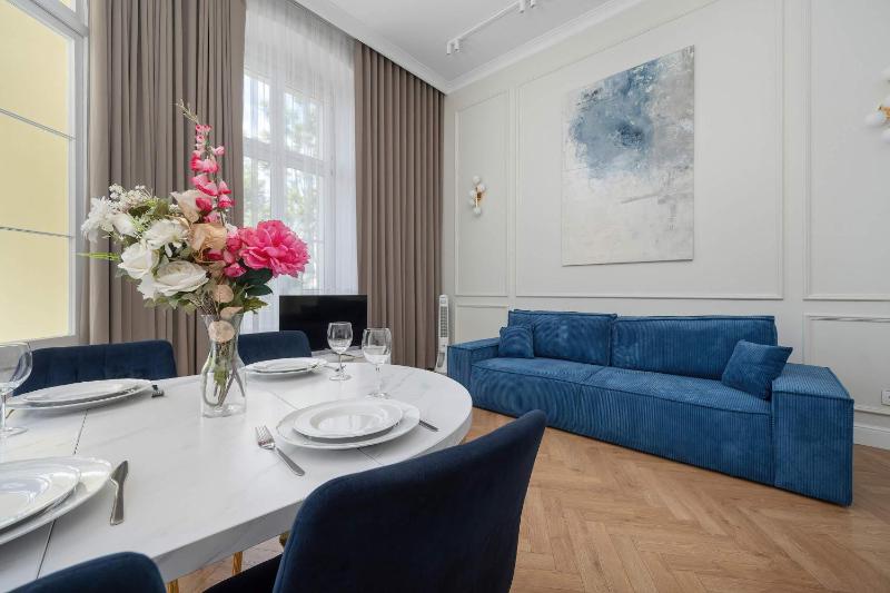 Elegant Apartment in a Prime Location near the Market Square by Noclegi Renters - image 9